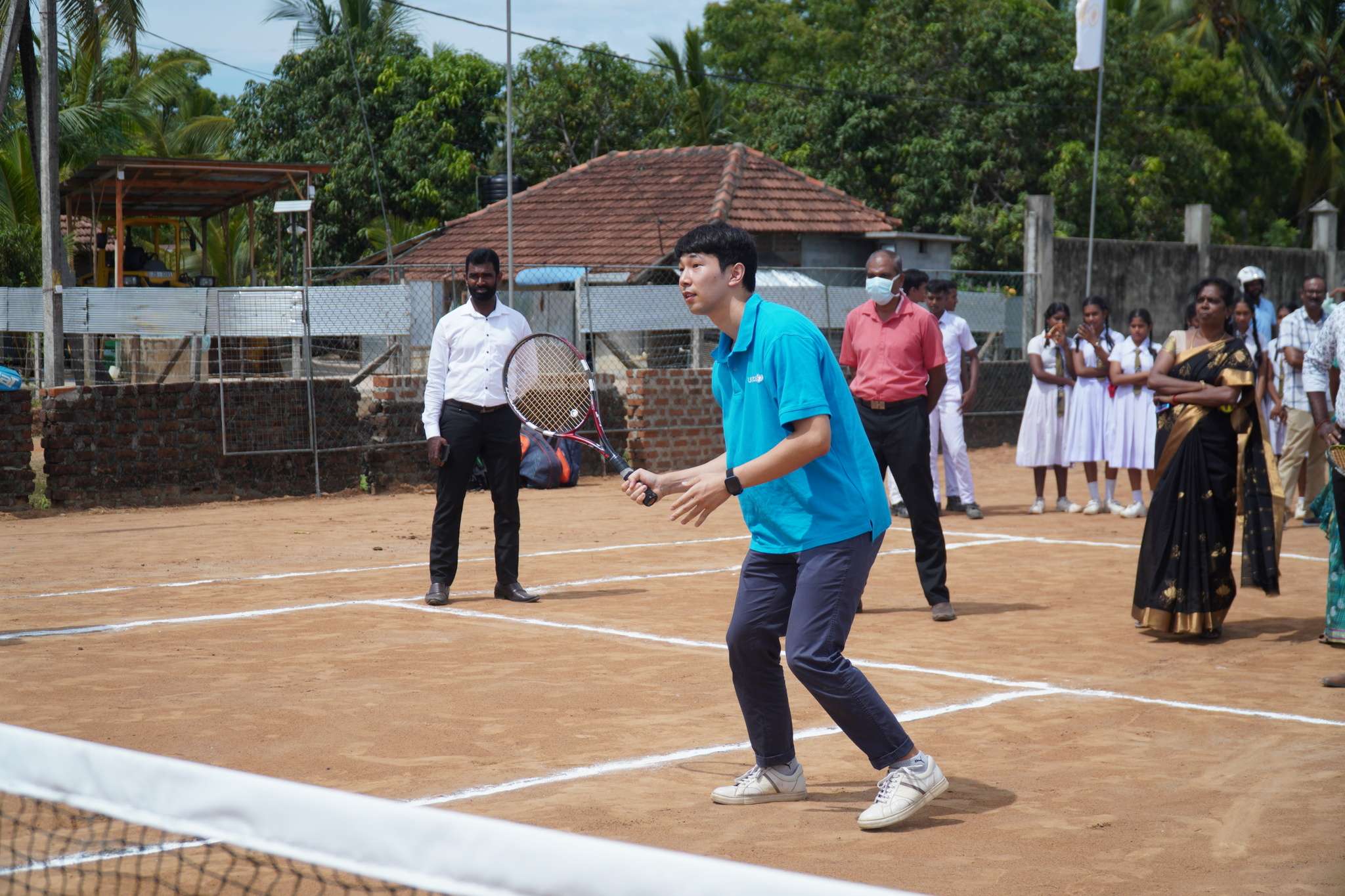 Man plays tennis